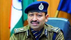 डीजीपी ने उत्कृष्ट सेवा और अति उत्कृष्ट सेवा मेडल से पुलिस के अधिकारियों को किया सम्मानित।