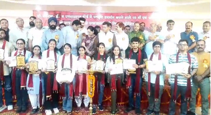 उत्तराखण्डः टॉपर छात्र-छात्राओं का हुआ सम्मान! विधायक अरोरा और पंत विवि के डीन ने दी शुभकामनाएं