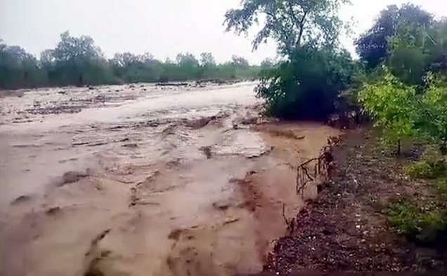 उत्तराखण्डः मानसून की पहली ही बरसात में खतरे की जद में ग्रामीण! रामनगर में उफनाई सवाल्दे नदी, दहशत में ग्रामीण