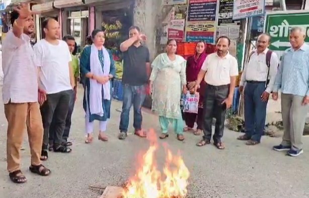 उत्तराखण्डः दिल्ली में केदारनाथ मंदिर निर्माण का विरोध! चमोली में कांग्रेसियों का जोरदार प्रदर्शन, सरकार का पुतला फूंका